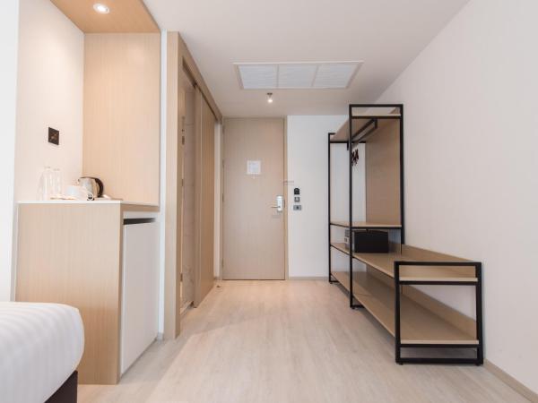 Madison Bangkok Hotel : photo 6 de la chambre chambre double supérieure avec deux lits doubles