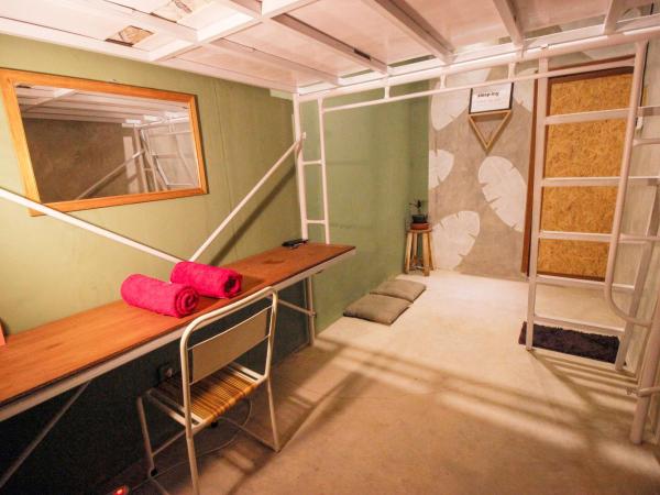 Sante Commune Yogyakarta : photo 6 de la chambre chambre triple avec salle de bains commune