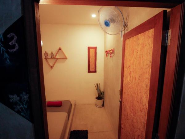 Sante Commune Yogyakarta : photo 9 de la chambre chambre double standard avec salle de bains commune