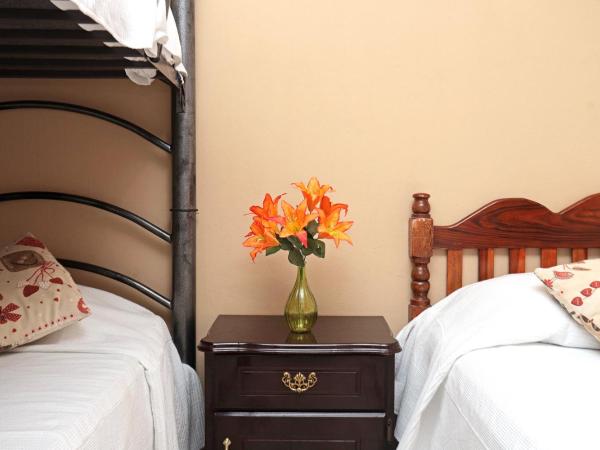 Casa de Ana - Habitación privada : photo 1 de la chambre chambre quadruple avec salle de bains privative