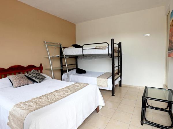 Casa de Ana - Habitación privada : photo 2 de la chambre chambre quadruple avec salle de bains privative