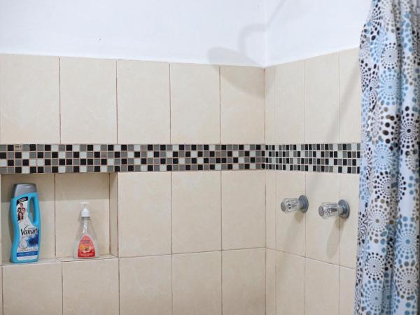 Casa de Ana - Habitación privada : photo 3 de la chambre chambre familiale avec salle de bains privative