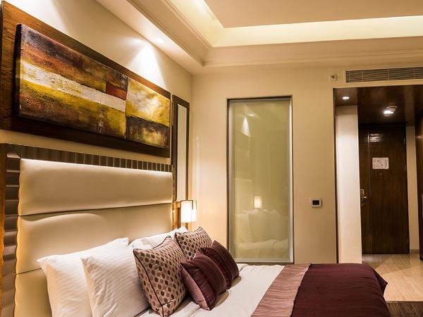 Ramada Gurgaon Central : photo 4 de la chambre club queen room - non-smoking with happy hours (1+1;only applicable for imfl not all the brand at the bar),15% discount on f&b,inr 500 spa credit, early check-in for 03 hours and late checkout for 03 hours