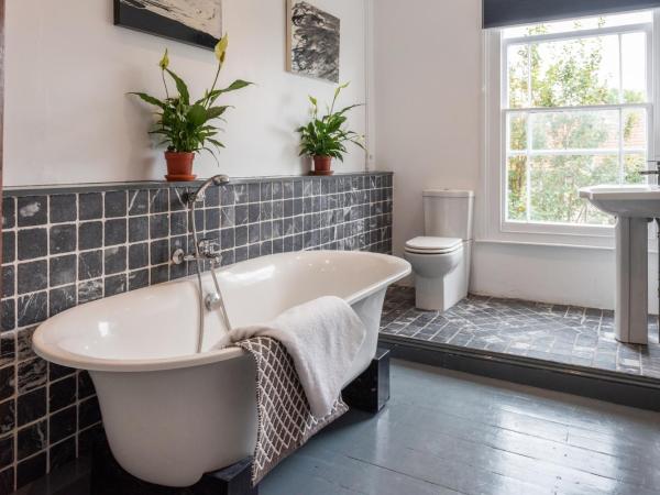 144 Lower Cheltenham Place : photo 10 de la chambre chambre double avec salle de bains commune