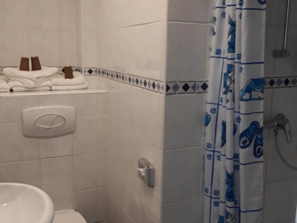 Hotel Baan : photo 10 de la chambre chambre familiale avec salle de bains privative