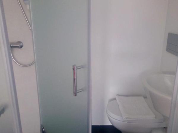 Be Lisbon Hostel Intendente : photo 3 de la chambre chambre double avec salle de bains privative
