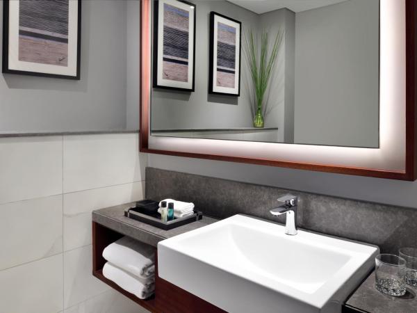 Mövenpick Hotel & Apartments Bur Dubai : photo 7 de la chambre executive deluxe king room - complimentary lounge access, evening cocktails, chocolate hour, transfer to kite beach and dubai mall / burj khalifa