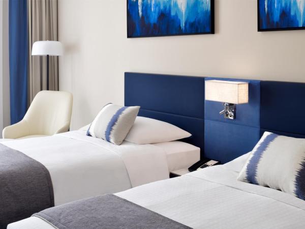 Mövenpick Hotel & Apartments Bur Dubai : photo 1 de la chambre executive twin room - complimentary lounge access, evening cocktails, chocolate hour, transfer to kite beach and dubai mall / burj khalifa