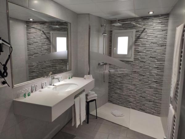 Hotel Les 7 Claus : photo 3 de la chambre chambre double avec lit d'appoint