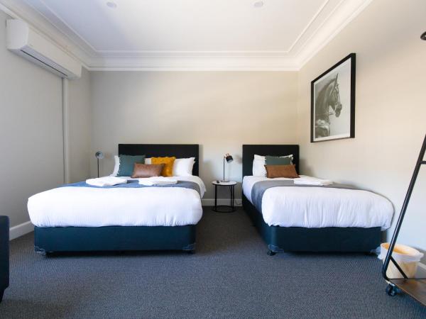 Horse and Jockey Hotel Homebush : photo 3 de la chambre chambre double ou lits jumeaux avec salle de bains commune