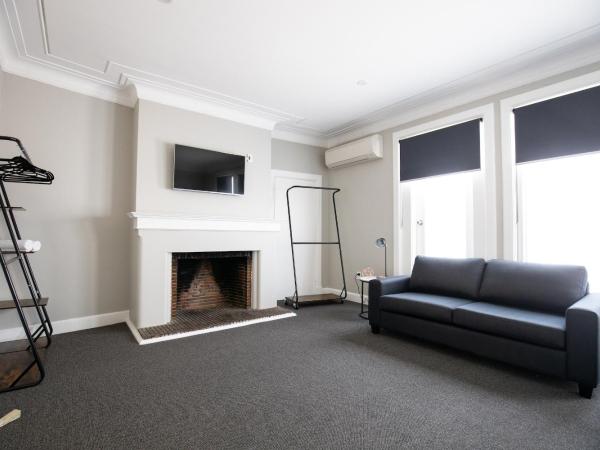 Horse and Jockey Hotel Homebush : photo 1 de la chambre chambre familiale avec salle de bains commune