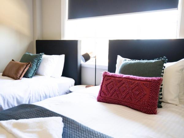 Horse and Jockey Hotel Homebush : photo 4 de la chambre chambre lits jumeaux avec salle de bains commune