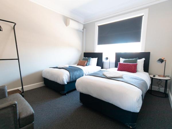Horse and Jockey Hotel Homebush : photo 3 de la chambre chambre lits jumeaux avec salle de bains commune