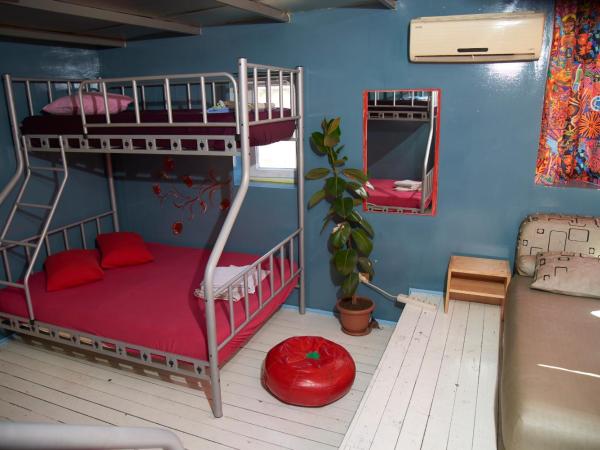 Chillout Lya Hostel & Lounge : photo 4 de la chambre chambre quintuple avec salle de bains commune