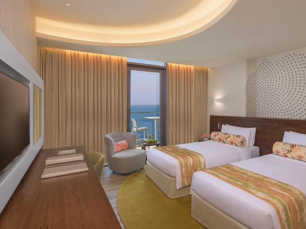 The Retreat Palm Dubai MGallery by Sofitel : photo 2 de la chambre chambre deluxe avec 1 lit king-size ou 2 lits simples et accès à la plage privée - vue partielle sur mer