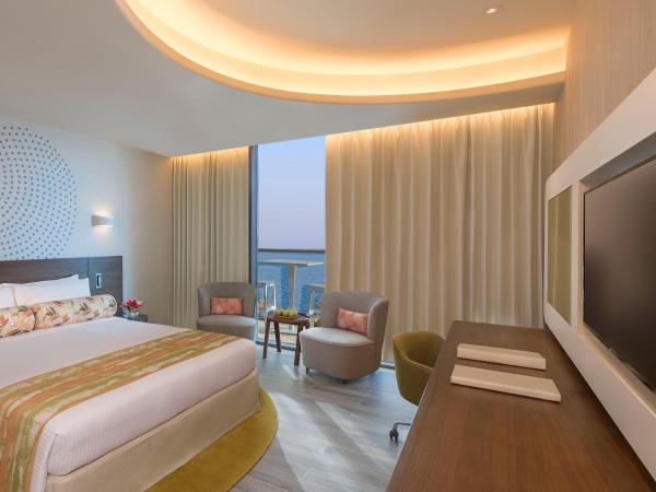The Retreat Palm Dubai MGallery by Sofitel : photo 1 de la chambre chambre deluxe avec 1 lit king-size ou 2 lits simples et accès à la plage privée - vue partielle sur mer