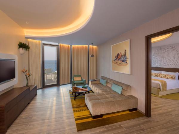 The Retreat Palm Dubai MGallery by Sofitel : photo 4 de la chambre suite 1 chambre deluxe avec accès salon club et plage privée - vue partielle sur mer