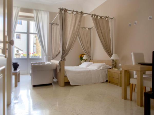 Hotel Palazzo Brunaccini : photo 10 de la chambre chambre supérieure avec lit à baldaquin