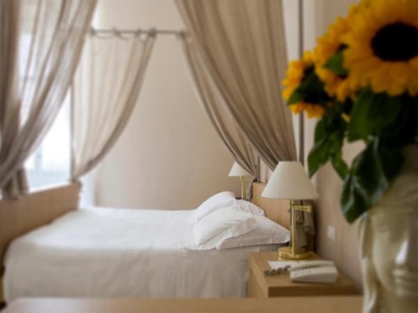 Hotel Palazzo Brunaccini : photo 8 de la chambre chambre supérieure avec lit à baldaquin