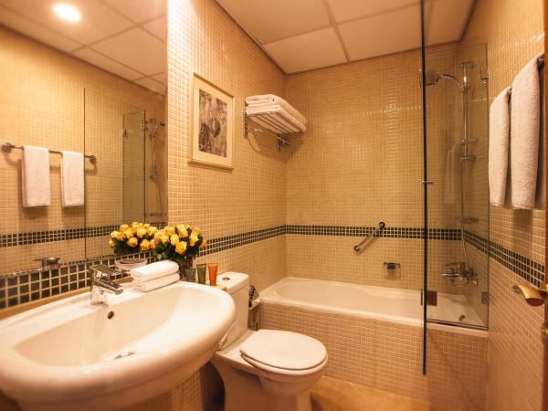 Mövenpick Hotel & Apartments Bur Dubai : photo 5 de la chambre two-bedroom apartment with burj khalifa view - complimentary transfer to kite beach and dubai mall / burj khalifa