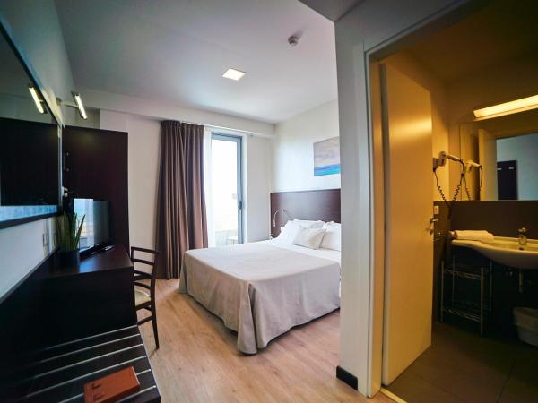 Alisei Palace Hotel : photo 9 de la chambre chambre double ou lits jumeaux classique - vue partielle sur mer