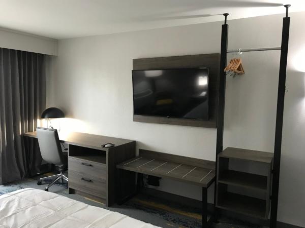 Clarion Pointe OKC Airport : photo 1 de la chambre chambre lit king-size standard - non-fumeurs