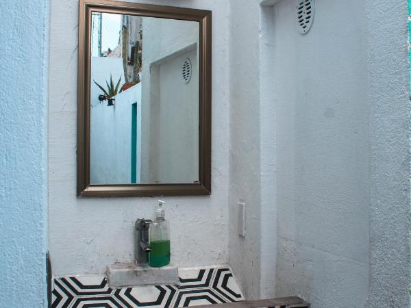 Monkey Safari Hostel : photo 3 de la chambre chambre triple basique avec salle de bains commune