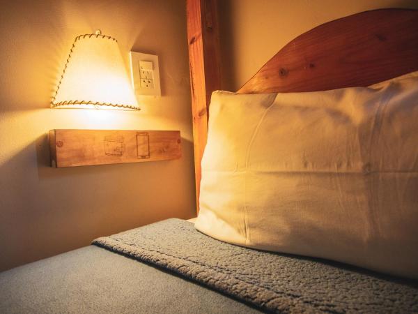 America Del Sur Calafate Hostel : photo 10 de la chambre lit simple dans dortoir avec salle de bains privative