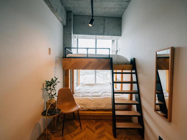 ZONK HOTEL Nakasu-Deaibashi : photo 1 de la chambre standard room with shower (2 double beds) - non smoking - no cleaning for consecutive night stays