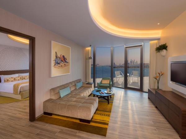 The Retreat Palm Dubai MGallery by Sofitel : photo 2 de la chambre suite 1 chambre avec lit king-size et accès à la plage privée - vue sur mer et palm jumeirah - accès au salon club