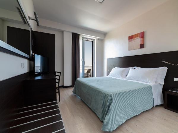 Alisei Palace Hotel : photo 8 de la chambre chambre double ou lits jumeaux classique - vue partielle sur mer