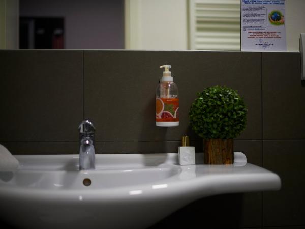 Alisei Palace Hotel : photo 6 de la chambre chambre double ou lits jumeaux classique - vue partielle sur mer