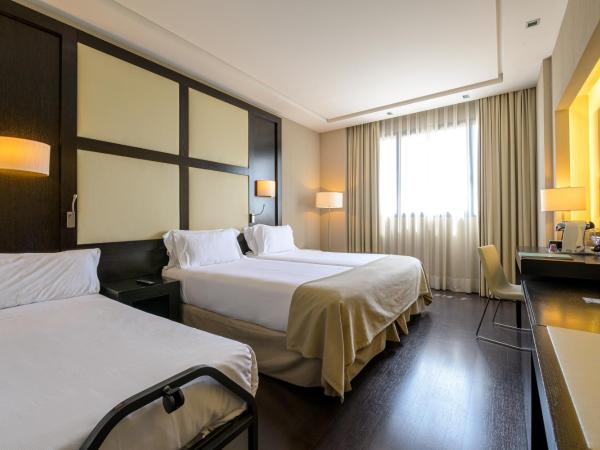 Hotel Maydrit Airport : photo 3 de la chambre chambre double avec lit d'appoint