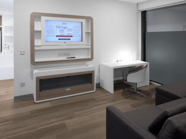 YOTEL Istanbul Airport, City Entrance : photo 4 de la chambre suite junior avec kitchenette