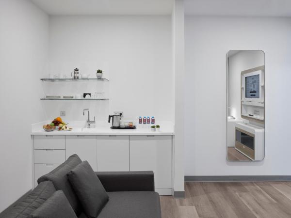YOTEL Istanbul Airport, City Entrance : photo 5 de la chambre suite junior avec kitchenette
