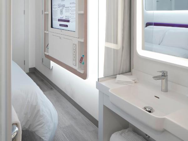 YOTEL Istanbul Airport, City Entrance : photo 3 de la chambre hébergement lit queen-size premium