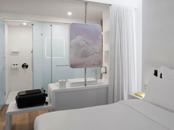 YOTEL Istanbul Airport, City Entrance : photo 3 de la chambre chambre premium plus lit king-size