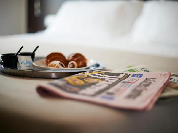 Alisei Palace Hotel : photo 4 de la chambre chambre double ou lits jumeaux classique - vue partielle sur mer