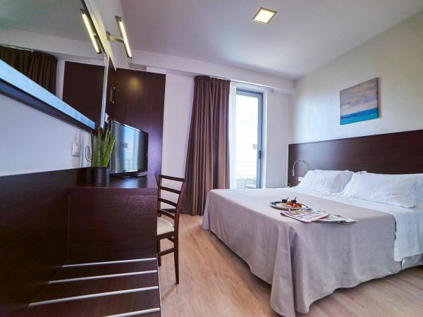 Alisei Palace Hotel : photo 5 de la chambre chambre double ou lits jumeaux classique - vue partielle sur mer