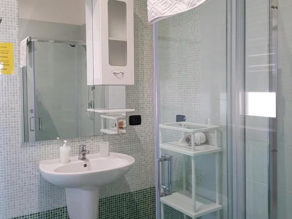 Tanzi Home : photo 8 de la chambre chambre double avec salle de bains privative