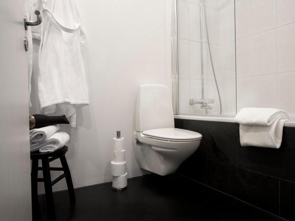 Midtown Hotel : photo 4 de la chambre suite lit king-size avec balcon