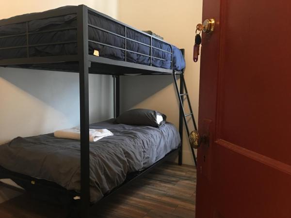 Hamtramck Hostel : photo 2 de la chambre chambre double ou lits jumeaux avec salle de bains commune