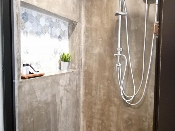 The Marble Hostel : photo 9 de la chambre chambre lit queen-size standard - vue sur ville