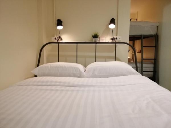 The Marble Hostel : photo 5 de la chambre chambre familiale avec salle de bains privative