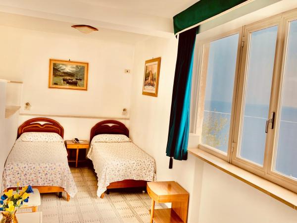 Hotel Settimo Cielo : photo 1 de la chambre chambre lits jumeaux standard - vue sur mer