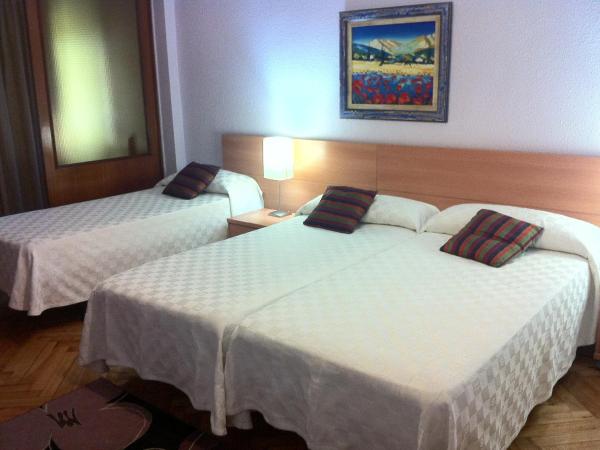 Hostal Del Carmen : photo 2 de la chambre chambre triple