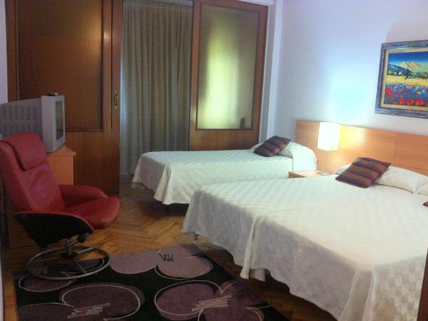 Hostal Del Carmen : photo 1 de la chambre chambre triple