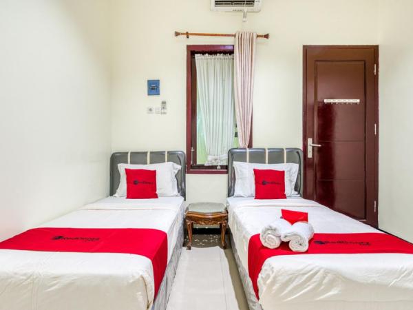 RedDoorz Syariah @ Ketintang Surabaya : photo 2 de la chambre chambre lits jumeaux