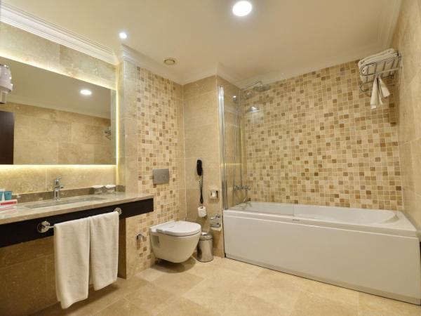 Ramada by Wyndham Istanbul Merter : photo 7 de la chambre suite de luxe lit king-size - non-fumeurs