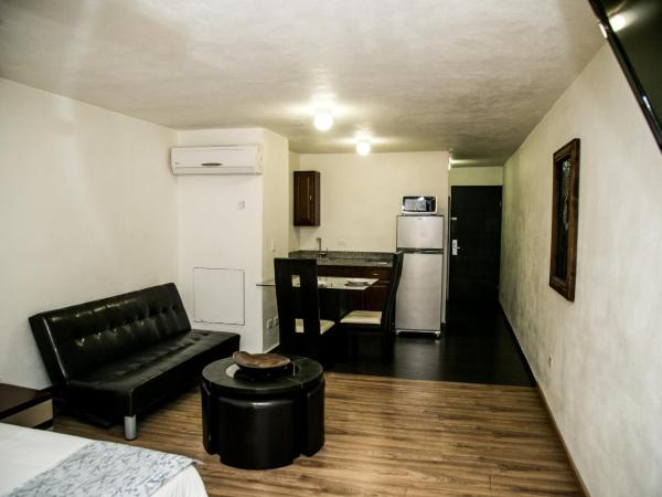 Booking Dioh : photo 6 de la chambre suite lit king-size avec balcon